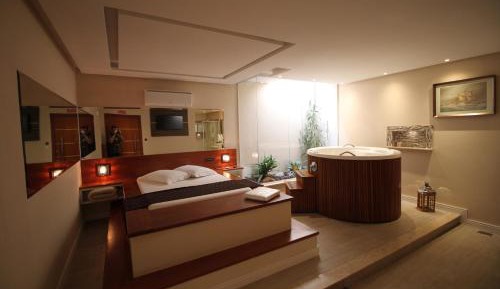 Deluxe Suite with Spa Bath