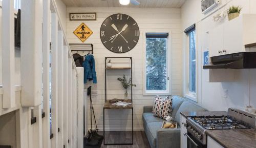 Queen Loft Cabin with Full Kitchen - Non-Dog Friendly.