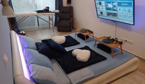 One-Bedroom Apartment with Lake View