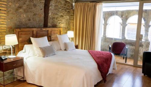 Deluxe Double Room with fireplace and arc