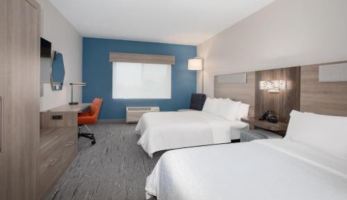 Standard Queen Room with Two Queen Beds and Mobility Accessible Tub