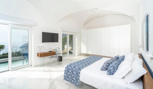 Deluxe Double Room with Balcony and Sea View