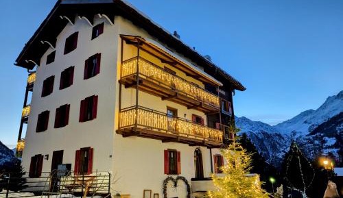 Two-Bedroom Apartment with Mountain View