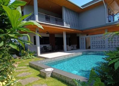 Villa with Garden View