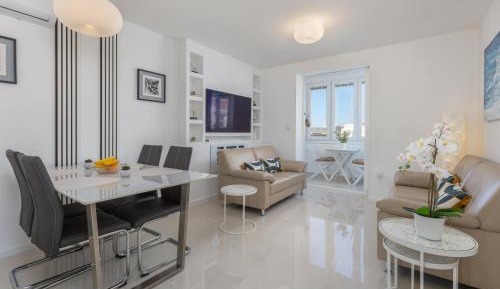 Three-Bedroom Apartment with Balcony