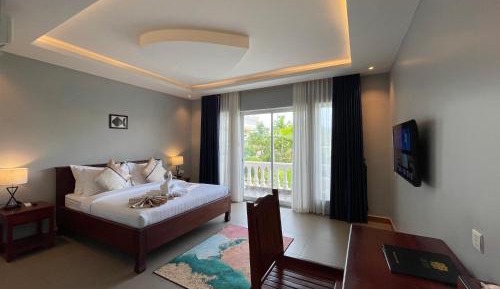 Deluxe king with Balcony - Free One Way Shuttle Service to Town