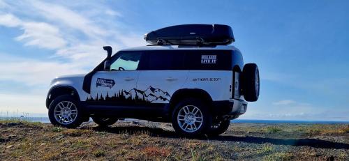 Land Rover Defender 110 / 4x4 (with heater)