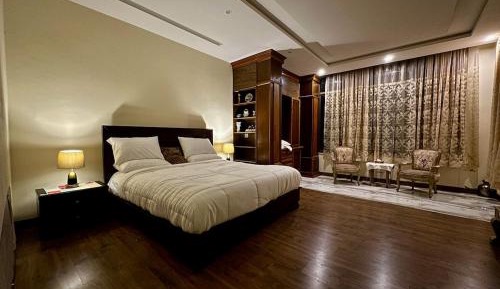 Two-Bedroom Apartment with Mountain View