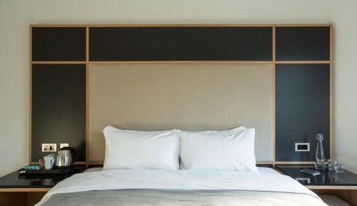 Queen Room without Window