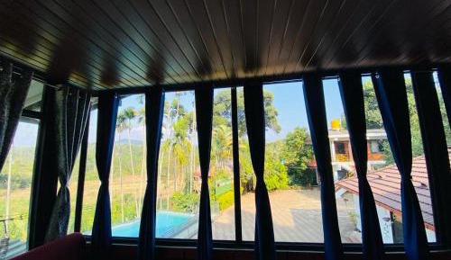 Deluxe Double Room (2 Adults + 1 Child)