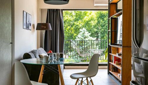 Deluxe One-Bedroom Apartment
