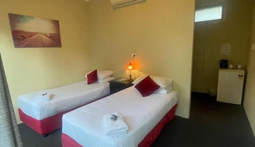 Twin Room with Private En Suite Bathroom