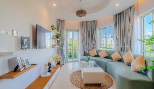 Three-Bedroom Apartment with Balcony