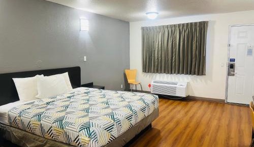 Deluxe King Room - Non-Smoking