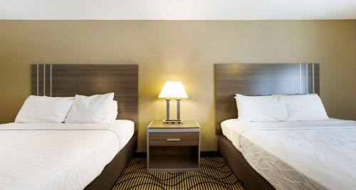 Queen Room with Two Queen Beds with Balcony - Garden View