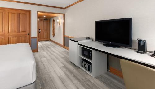 King Room with Tub w/Grab Bars and Patio - Mobility/Hearing Access - Non-Smoking