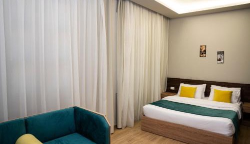 Deluxe Queen Suite
