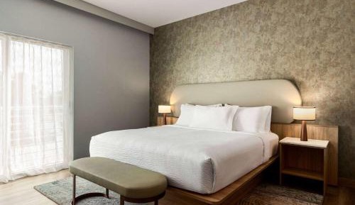 Deluxe King Room - Non-Smoking