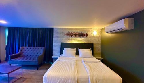 Deluxe Room (2 Adults + 1 Child)