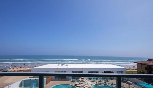 Larger Guest room, 2 Queen, Sofa bed, Partial ocean view