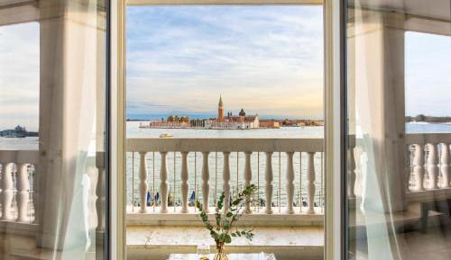 Junior Suite with Lagoon View and Terrace