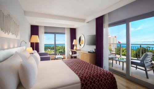 V Casual Suite with Balcony and Sea View