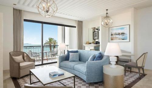 One-Bedroom Deluxe King Suite - Seafront