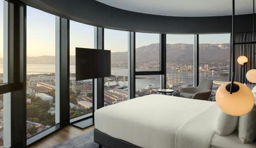 Premium King Room with Sea View - Corner