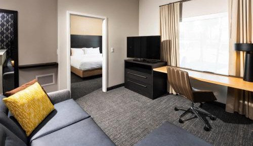 One-Bedroom King Suite with Sofa Bed and Adapted Tub - Mobility and Hearing Accessible