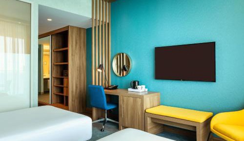 Aloft Twin Room including Shopping Malls Shuttle Service, 20% off F&B, Spa & Abra Boat Tour Discount