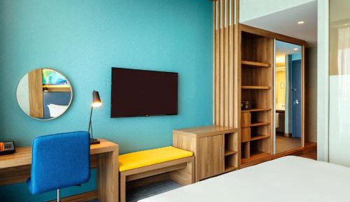 Aloft King Room including Shopping Malls Shuttle Service, 20% off F&B, Spa & Abra Boat Tour Discount