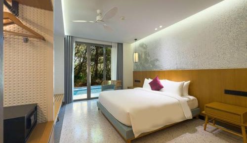 Superior King Room - Pool Access