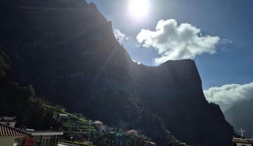 Apartment with Mountain View