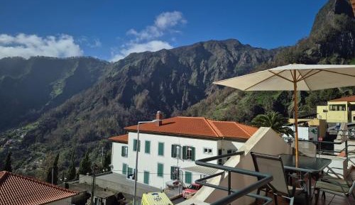 Apartment with Mountain View