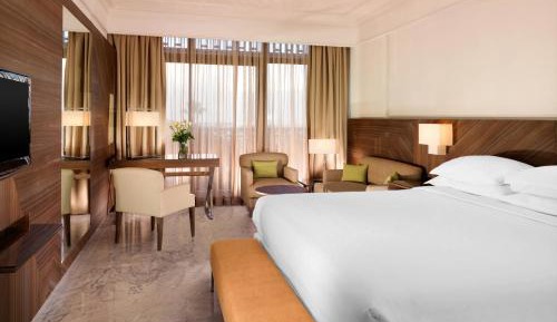 Club level, Guest room, 1 King, High floor, Pool access