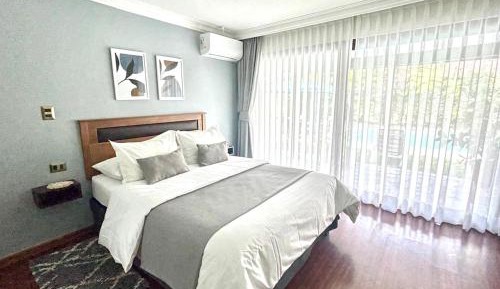 Deluxe Queen Suite