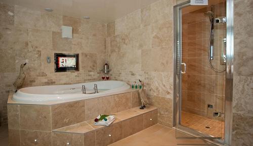 Deluxe Suite with Spa Bath