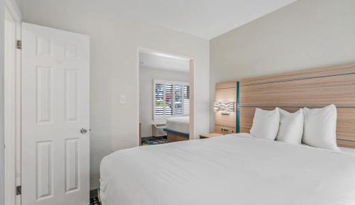 Family Room with Three Queen Beds