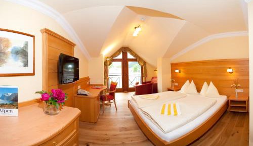 Family Room (2 Adults + 2 Children)