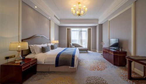 Deluxe Business King Room - Non-Smoking