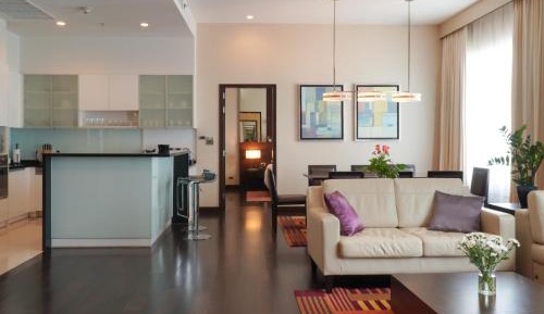 Three-Bedroom Apartment with City View, with Bathtub