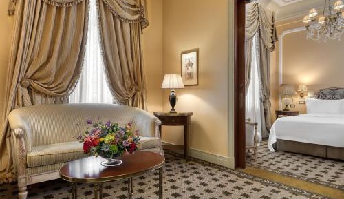 Deluxe Suite, 1 Bedroom Suite, 1 King, Courtyard view