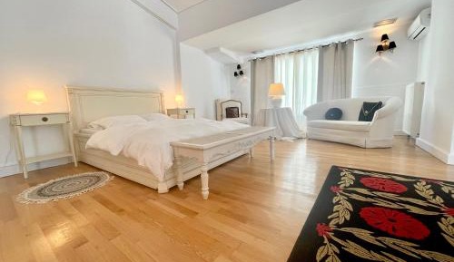 Queen Suite with Pool View