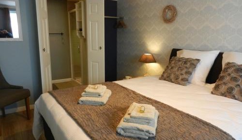 Deluxe Double Room with Private Bathroom