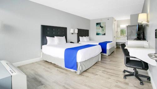 Deluxe Business Queen Room with Two Queen Beds - Non-Smoking