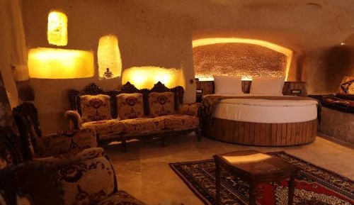 Superior Cave Queen with Jacuzzi 