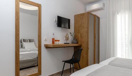 Deluxe Double Room with Side Sea View