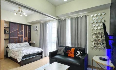 One-Bedroom Apartment with Pool View