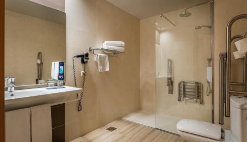 Family Room (2 Adults + 4 Children)