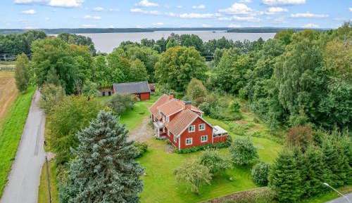 Five-Bedroom Holiday Home